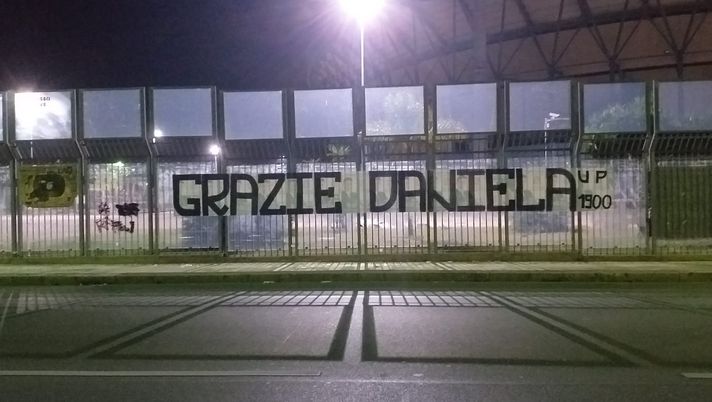 Palermo: striscione in favore dell’AD De Angeli dopo la cessione. Nel pomeriggio era stata contestata Palermo: striscione in favore dell’AD De Angeli dopo la cessione. Nel pomeriggio era stata contestata