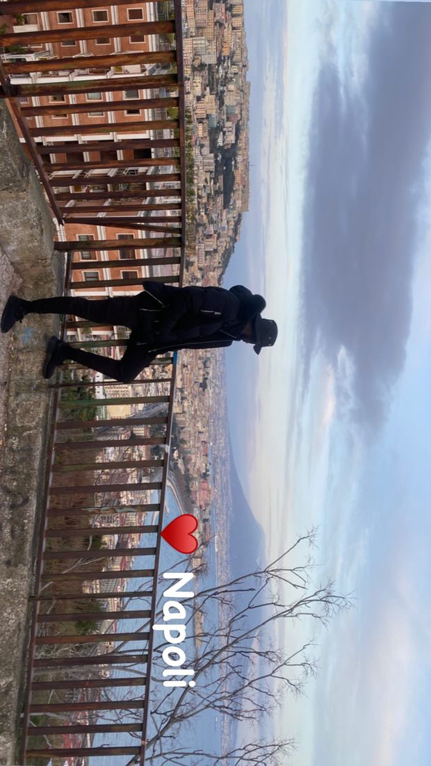 FOTO Tuanzebe stregato da Napoli: l’inglese si gode una vista mozzafiato- immagine 3