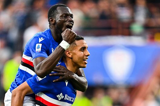 GENOA, ITALY - MAY 16: Abdelhamid Sabiri of Sampdoria (R) celebrates with his team-mate Omar Colley after scoring a goal during the Serie A match between UC Sampdoria and ACF Fiorentina at Stadio Luigi Ferraris on May 16, 2022 in Genoa, Italy. (Photo by Getty Images) Italiano, Amrabat ti porta Sabiri: trattativa al via, poi il trasferimento- immagine 2