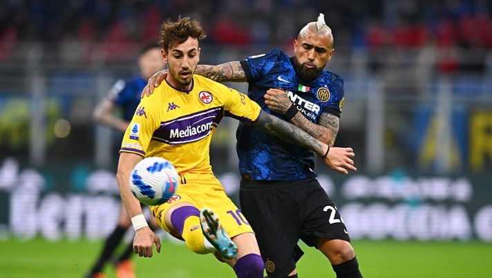 MILAN, ITALY - MARCH 19: Arturo Vidal of FC Internazionale battles for possession with Gaetano Castrovilli of ACF Fiorentina during the Serie A match between FC Internazionale and ACF Fiorentina at Stadio Giuseppe Meazza on March 19, 2022 in Milan, Italy. (Photo by Mattia Ozbot - Inter/Inter via Getty Images) MILAN, ITALY - MARCH 19: Arturo Vidal of FC Internazionale battles for possession with Gaetano Castrovilli of ACF Fiorentina during the Serie A match between FC Internazionale and ACF Fiorentina at Stadio Giuseppe Meazza on March 19, 2022 in Milan, Italy. (Photo by Mattia Ozbot - Inter/Inter via Getty Images)
