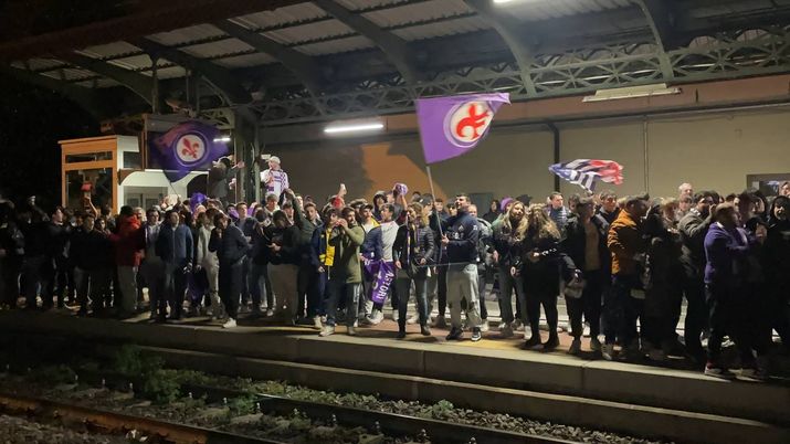 Tifosi viola alla stazione di Campo di Marte La festa in stazione, il sold out a Torino: entusiasmo viola alle stelle - immagine 1