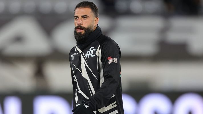 LA SPEZIA, ITALY - JANUARY 22: Daniele Verde of Spezia Calcio during warm-up before the Serie A match between Spezia Calcio and AS Roma at Stadio Alberto Picco on January 22, 2023 in La Spezia, Italy. (Photo by Gabriele Maltinti/Getty Images) Spezia, prove di formazione col dubbio Holm: le ultime sulla gestione di Verde e Dragowski - immagine 1