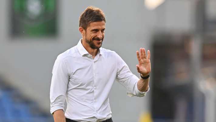 REGGIO NELL'EMILIA, ITALY - JUNE 02: Alessio Dionisi, Head Coach of US Sassuolo, gestures prior to the Serie A match between US Sassuolo and ACF Fiorentina at Mapei Stadium - Citta' del Tricolore on June 02, 2023 in Reggio nell'Emilia, Italy. (Photo by Alessandro Sabattini/Getty Images) Dionisi: “Berardi, la speranza è quella! Frattesi, Laurienté, Lopez e a Scamacca consiglierei…” - immagine 1