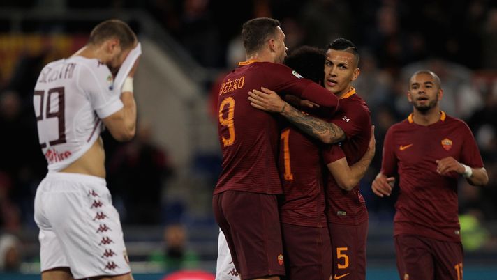ROME, ITALY - FEBRUARY 19:  Mohamed Salah with his teammates of AS Roma celebrates after scoring the team's second goal during the Serie A match between AS Roma and FC Torino at Stadio Olimpico on February 19, 2017 in Rome, Italy.  (Photo by Paolo Bruno/Getty Images) 