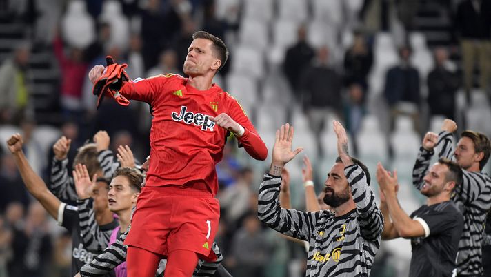 TURIN, ITALY - SEPTEMBER 26: Juventus goalkeeper Wojciech Szczesny and his teammates greet the fans and celebrate the victory after the Serie A TIM match between Juventus and US Lecce at Allianz Stadium on September 26, 2023 in Turin, Italy. (Photo by Filippo Alfero - Juventus FC/Juventus FC via Getty Images) Juventus-Empoli: l’attacco bianconero è inarrestabile - immagine 1