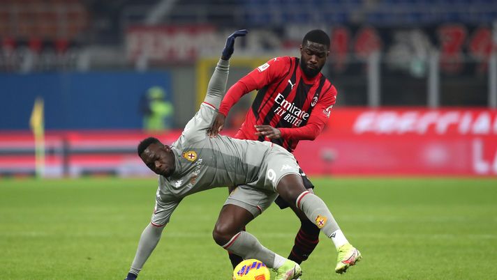 MILAN, ITALY - JANUARY 13: Felipe Caicedo of Genoa CFC and Fikayo Tomori of AC Milan battle for the ball during the Coppa Italia match between AC Milan and Genoa CFC at Stadio Giuseppe Meazza on January 13, 2022 in Milan, Italy. (Photo by Marco Luzzani/Getty Images)