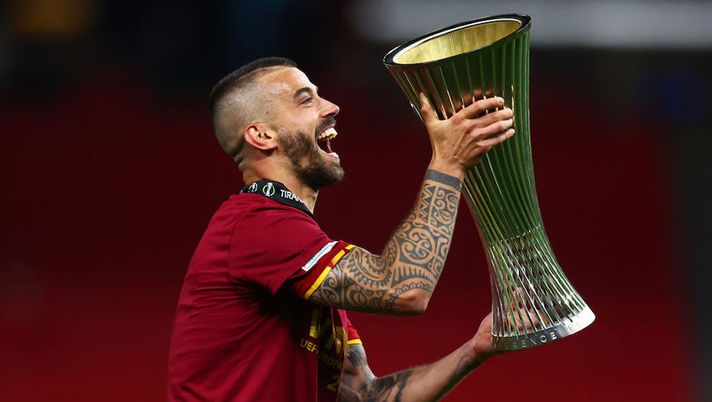 TIRANA, ALBANIA - MAY 25: Leonardo Spinazzola of AS Roma celebrates with the UEFA Europa Conference League Trophy after their sides victory in the UEFA Conference League final match between AS Roma and Feyenoord at Arena Kombetare on May 25, 2022 in Tirana, Albania. (Photo by Alex Pantling/Getty Images) Spinazzola: “Quanti gol segnerà Abraham! Torno un top mondiale, Wijnaldum e Mourinho mi disse…” - immagine 1