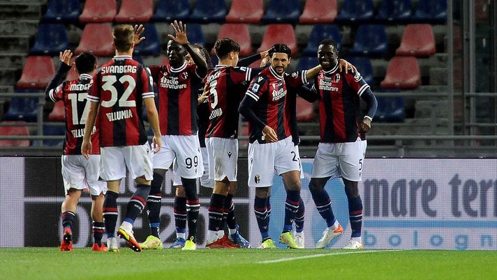 BOLOGNA, ITALY - NOVEMBER 01: Lorenzo De Silvestri of Bologna FC celebrates after scoring the opening goal during the Serie A match between Bologna FC and Cagliari Calcio at Stadio Renato Dall'Ara on November 01, 2021 in Bologna, Italy. (Photo by Mario Carlini / Iguana Press/Getty Images) Bologna, la classifica dell’anno solare - immagine 1