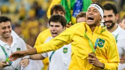Neymar festeggia la medaglia d’oro tingendosi i capelli alla Messi