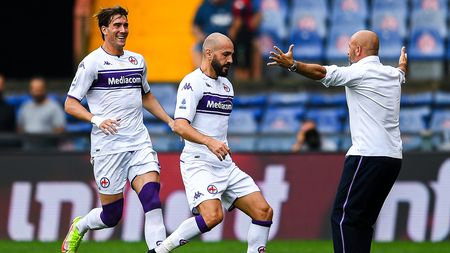 GENOA, ITALY - SEPTEMBER 18: Riccardo Saponara of Fiorentina (C) celebrates with his team-mate Dusan Vlahovic and Vincenzo Italiano head coach of Fiorentina after scoring a goal during the Serie A match between Genoa CFC and AFC Fiorentina at Stadio Luigi Ferraris on September 18, 2021 in Genoa, Italy. (Photo by Getty Images) GENOA, ITALY - SEPTEMBER 18: Riccardo Saponara of Fiorentina (C) celebrates with his team-mate Dusan Vlahovic and Vincenzo Italiano head coach of Fiorentina after scoring a goal during the Serie A match between Genoa CFC and AFC Fiorentina at Stadio Luigi Ferraris on September 18, 2021 in Genoa, Italy. (Photo by Getty Images)