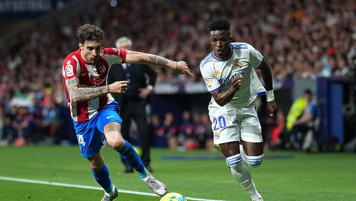 MADRID, SPAIN - MAY 08: Sime Vrsaljko of Atletico Madrid battles for possession with Vinicius Junior of Real Madrid during the La Liga Santander match between Club Atletico de Madrid and Real Madrid CF at Estadio Wanda Metropolitano on May 08, 2022 in Madrid, Spain. (Photo by Juan Manuel Serrano Arce/Getty Images) POLEMICHE