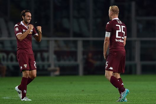 Moretti festeggia con Glik il suo gol alla Fiorentina Moretti festeggia con Glik il suo gol alla Fiorentina