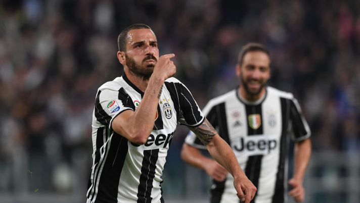 TURIN, ITALY - APRIL 23: Leonardo Bonucci of Juventus FC celebrates a goal during the Serie A match between Juventus FC and Genoa CFC at Juventus Stadium on April 23, 2017 in Turin, Italy. (Photo by Valerio Pennicino/Getty Images) Rivoluzione Milan, La Gazzetta: “Dal 3-5-2 al 3-4-3: quanti moduli con Bonucci e Biglia” - immagine 1