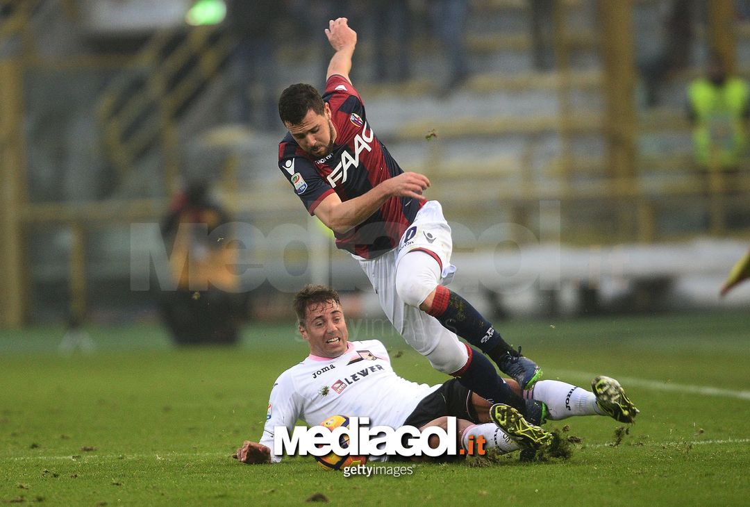  BOLOGNA, ITALY - NOVEMBER 20:  Mattia Destro # 10 of Bologna FC in action during the Serie A match between Bologna FC and US Citta di Palermo at Stadio Renato Dall'Ara on November 20, 2016 in Bologna, Italy.  (Photo by Mario Carlini / Iguana Press/Getty Images) 
