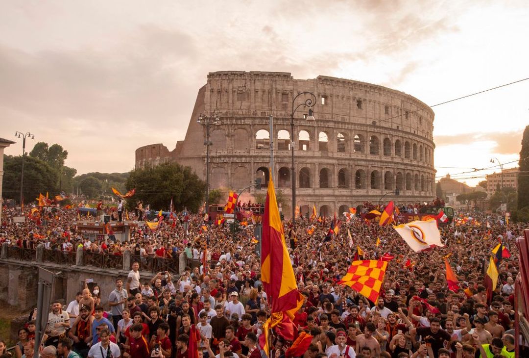 Roma, il popolo giallorosso in festa visto dal pullman della squadra – FOTO GALLERY - immagine 83