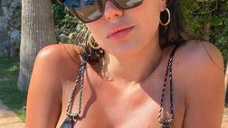 Caroline Donzella, nostalgia dell’estate: decollete esplosivo per lady Petagna