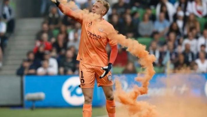 Melbourne, il portiere ferito in campo torna tra i pali nel derby: con tanta voglia di vendetta? PRIMA IL FUMOGENO E POI LA SECCHIATA