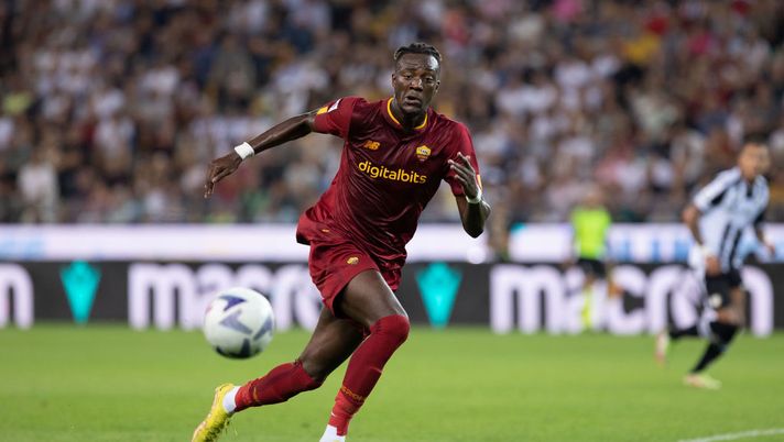 UDINE, ITALY - SEPTEMBER 04: Tammy Abraham of AS Roma in action during the Serie A match between Udinese Calcio and AS Roma at Dacia Arena on September 04, 2022 in Udine, Italy. (Photo by Emmanuele Ciancaglini/Getty Images) Zalewski verso il forfait ma recupera Abraham: tutto sulla formazione della Roma - immagine 1