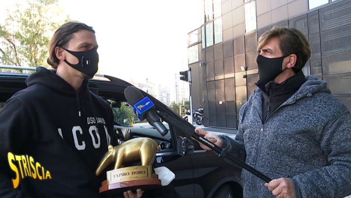 Zlatan Ibrahimovic riceve il Taoiro d'oro da Valerio Staffelli di Striscia la notizia (striscialanotizia.mediaset.it)
Zlatan Ibrahimovic riceve il Taoiro d'oro da Valerio Staffelli di Striscia la notizia (striscialanotizia.mediaset.it)