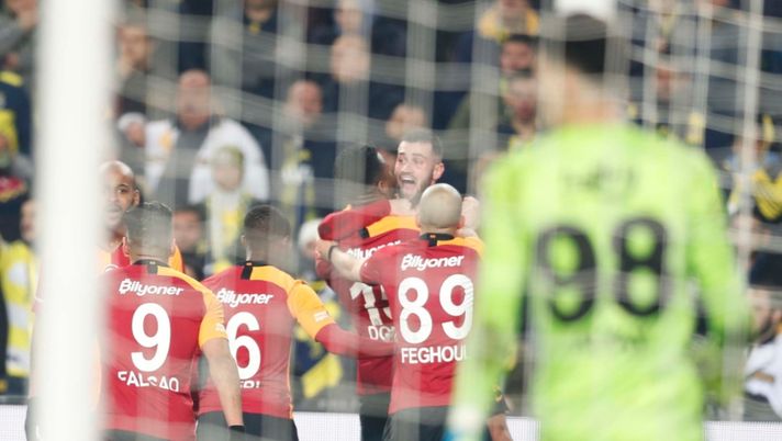 I due volti del derby: sconsolato il portiere del Fenerbahce, in festa i giocatori del Galatasaray 