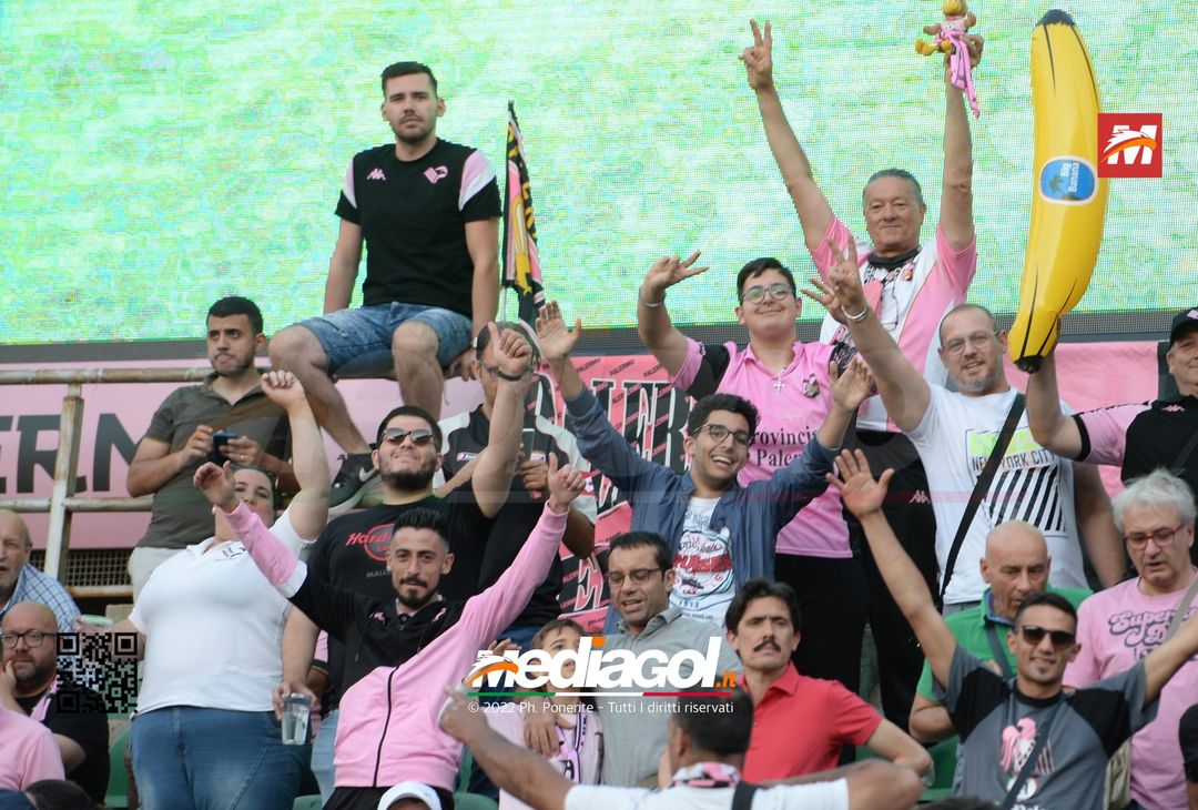 Fototifo, i tifosi allo stadio per Palermo-Feralpisaló 1-0 (gallery) - immagine 47