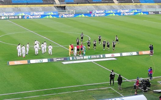L'ingresso in campo di Pisa e Livorno per il derby di oggi 