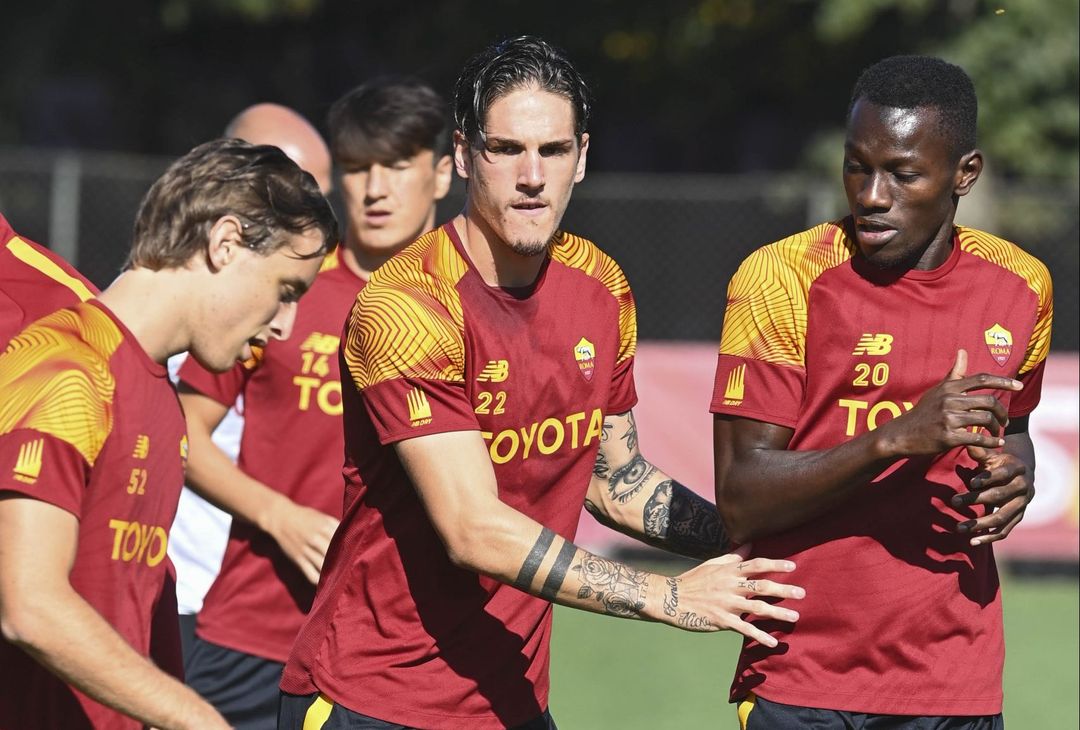 Trigoria, Karsdorp e Zaniolo ancora in gruppo. Kumbulla a parte – FOTO GALLERY - immagine 11