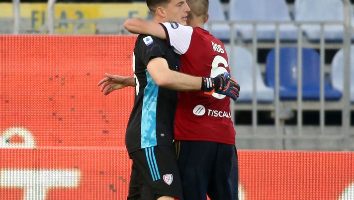 CAGLIARI, ITALY - NOVEMBER 07: Alessio Cragno of Cagliari and Marko Rog celebrating the victory during the Serie A match between Cagliari Calcio and UC Sampdoria at Sardegna Arena on November 07, 2020 in Cagliari, Italy. (Photo by Enrico Locci/Getty Images) CAGLIARI, ITALY - NOVEMBER 07: Alessio Cragno of Cagliari and Marko Rog celebrating the victory during the Serie A match between Cagliari Calcio and UC Sampdoria at Sardegna Arena on November 07, 2020 in Cagliari, Italy. (Photo by Enrico Locci/Getty Images)