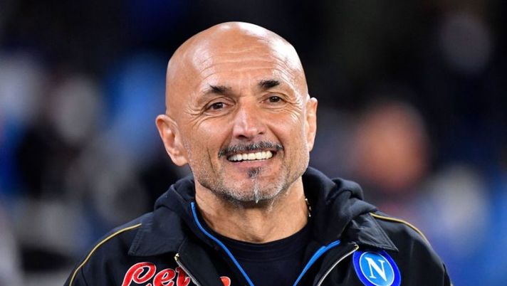 Napoli's Italian head coach Luciano Spalletti looks on during the Italian Serie A football match between SCC Napoli and Inter Milan at the Stadio Diego Armando Maradona stadium in Naples on February 12, 2022. (Photo by Alberto PIZZOLI / AFP) (Photo by ALBERTO PIZZOLI/AFP via Getty Images) Spalletti: “Fabian, bella botta in testa! Osimhen e i problemi di Anguissa e Zielinski…” - immagine 1