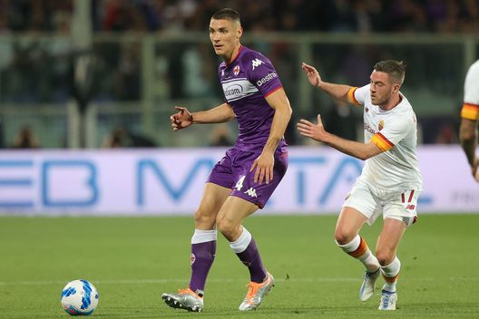 FLORENCE, ITALY - MAY 09: Nikola Milenkovic of ACFC Fiorentina battles for the ball with Jordan Veretout of AS Roma during the Serie A match between ACF Fiorentina and AS Roma at Stadio Artemio Franchi on May 9, 2022 in Florence, Italy. (Photo by Gabriele Maltinti/Getty Images) Milenkovic-Inter, niente di scontato: Commisso potrebbe opporsi- immagine 2