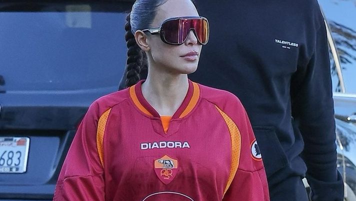 Los Angeles, Kim Kardashian con la maglia della Roma battuta nei derby 4 volte dalla Lazio… - immagine 1