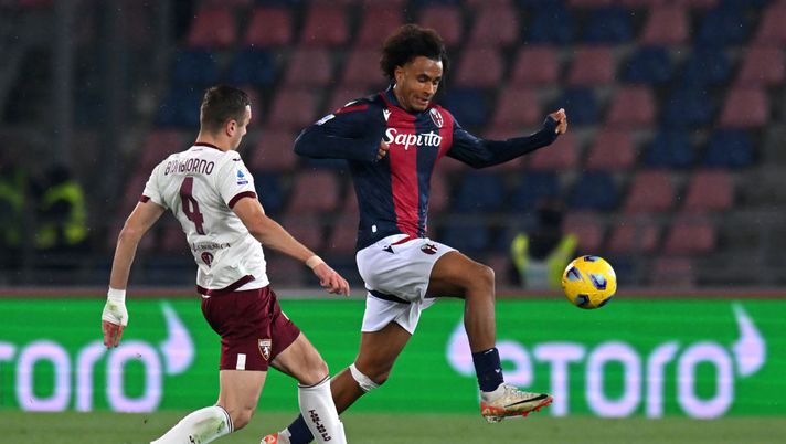 BOLOGNA, ITALY - NOVEMBER 27: Joshua Zirkzee of Bologna FC controls the ball whilst under pressure from Alessandro Buongiorno of Torino FC during the Serie A TIM match between Bologna FC and Torino FC at Stadio Renato Dall'Ara on November 27, 2023 in Bologna, Italy. (Photo by Alessandro Sabattini/Getty Images) Gazzetta – Sfida tra bomber: Zirkzee contro Krstovic - immagine 1