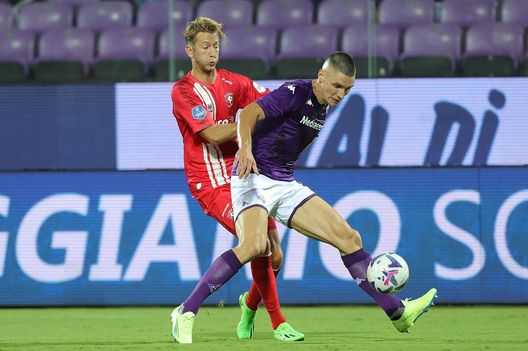 FLORENCE, ITALY - AUGUST 18: Nikola Milenkovic of ACF Fiorentina battles for the ball with Michel Vlap of FC Twente during the UEFA Europa Conference League 2022/23 Play-offs First Leg match between ACF Fiorentina and FC Twente at Artemio Franchi on August 18, 2022 in Florence, Italy. (Photo by Gabriele Maltinti/Getty Images) Vlap: “Stadio pieno anche con 50’000 posti. Tifosi siano il nostro alleato”- immagine 2