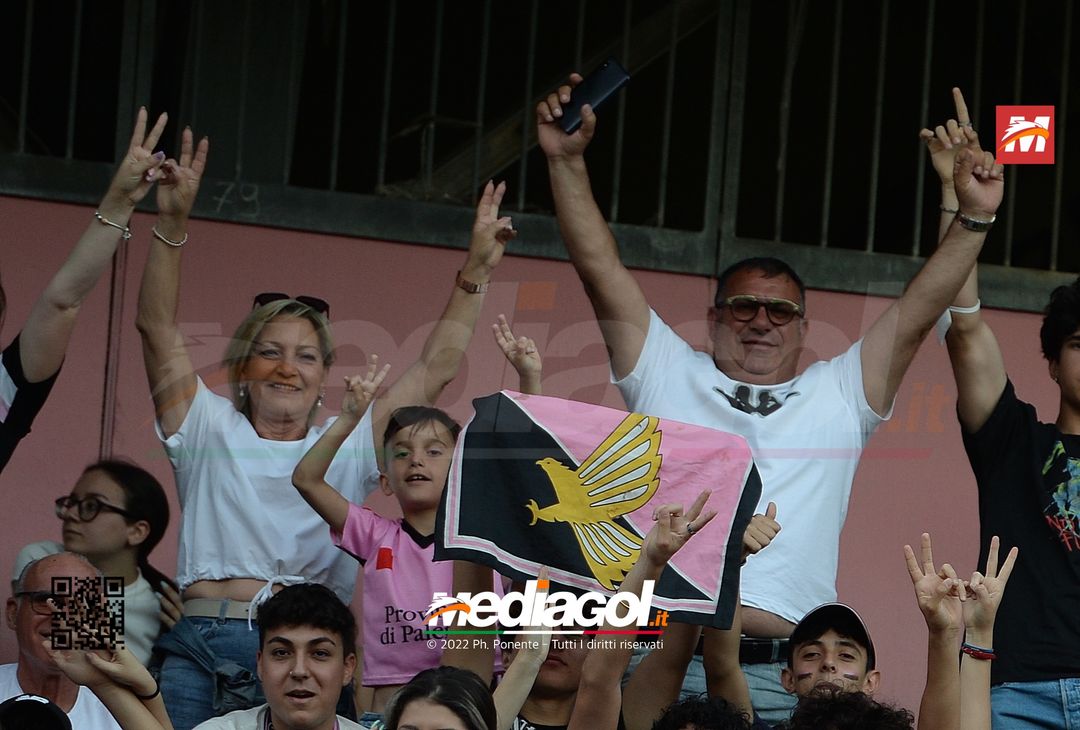 Fototifo, i tifosi allo stadio per Palermo-Feralpisaló 1-0 (gallery) - immagine 173