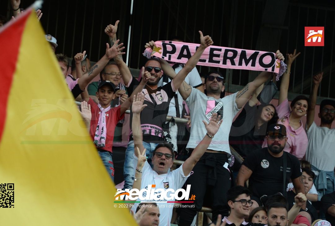 Fototifo, i tifosi allo stadio per Palermo-Feralpisaló 1-0 (gallery) - immagine 161
