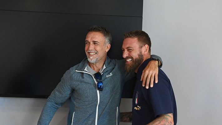 FLORENCE, ITALY - SEPTEMBER 21: Gabriel Omar Batistuta and assistant coach Italy Daniele De Rossi pose for a photo at Centro Tecnico Federale di Coverciano on September 21, 2022 in Florence, Italy. (Photo by Claudio Villa/Getty Images) DE ROSSI E IL DERBY