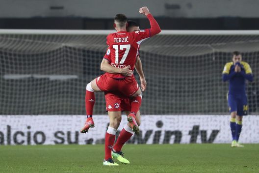 VERONA, ITALY - DECEMBER 22: Aleksa Terzic of ACF Fiorentina celebrates after his team-mate Gaetano Castrovilli scored during the Serie A match between Hellas Verona and ACF Fiorentina at Stadio Marcantonio Bentegodi on December 22, 2021 in Verona, Italy. (Photo by Giuseppe Cottini/Getty Images) Terzic: “Felice per l’assist ma mi spiace per Dusan. Siamo tutti una famiglia”- immagine 2