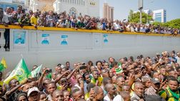 Derby no Covid allo stadio di Zanzibar: gli Young vincono la finale, bagno di folla con zero mascherine