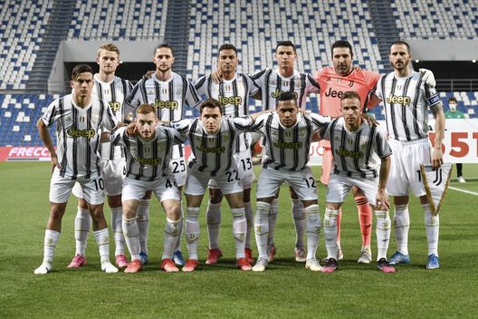 La Juve schierata prima del calcio d'inizio La Juve schierata prima del calcio d'inizio