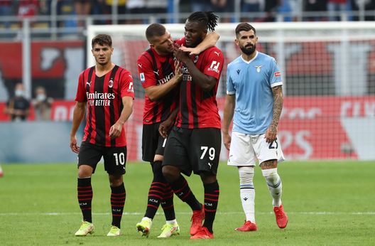 Kessie consolato dai suoi dopo aver fallito il rigore. Kessie consolato dai suoi dopo aver fallito il rigore.