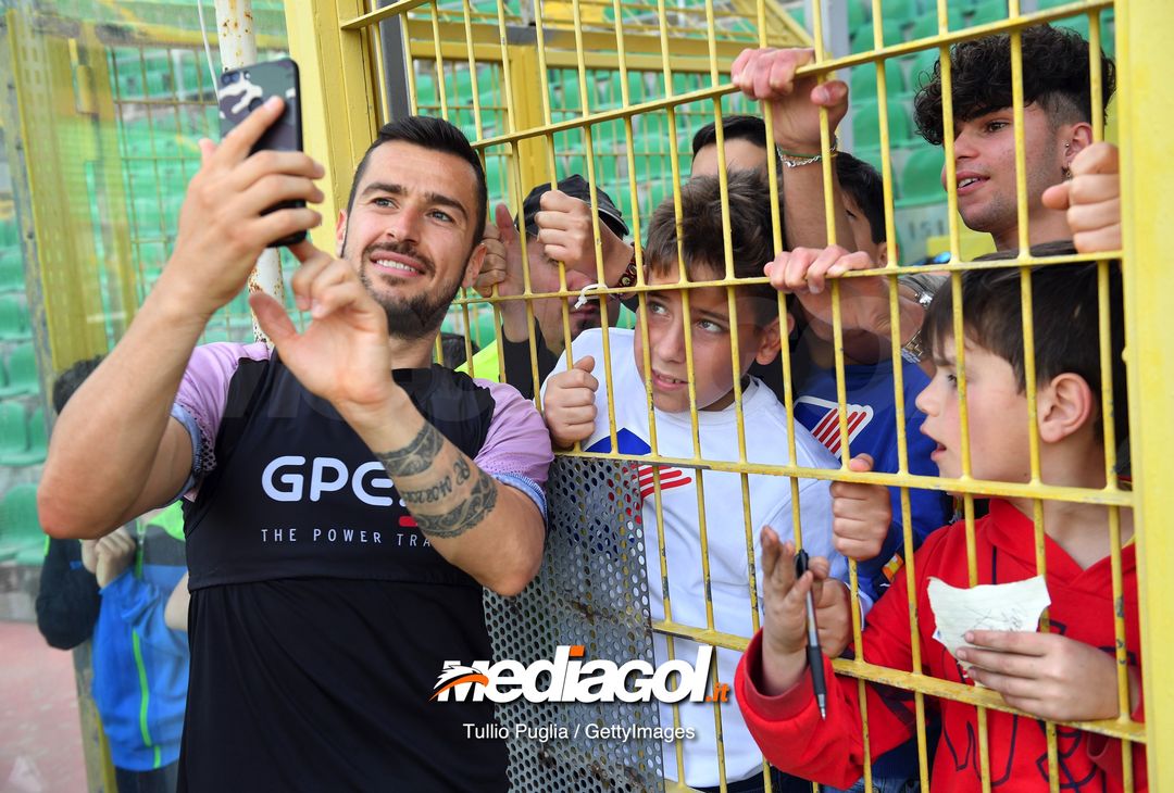  PALERMO, ITALY - APRIL 25: Ilija Nestrorovski meets supporters after a US Citta' di Palermo training session at Stadio Renzo Barbera on April 25, 2019 in Palermo, Italy. (Photo by Tullio M. Puglia/Getty Images) 