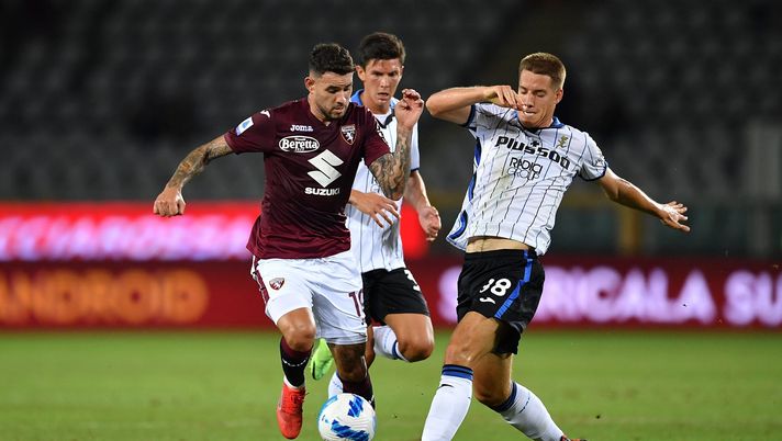 TURIN, ITALY - AUGUST 21: Antonio Sanabria (L) of Torino FC is challenged by Mario Pasalic of Atalanta BC during the Serie A match between Torino FC and Atalanta BC at Stadio Olimpico di Torino on August 21, 2021 in Turin, Italy. (Photo by Valerio Pennicino/Getty Images) 