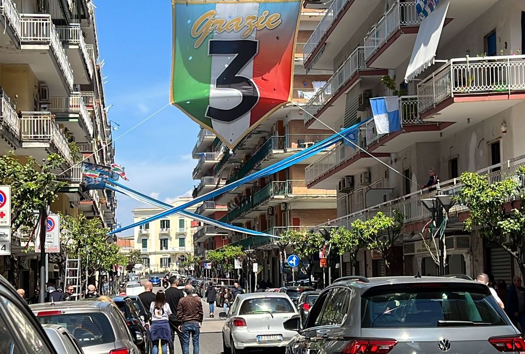 GALLERY Portici in festa: esposto un enorme striscione dopo la sconfitta della Lazio - immagine 2