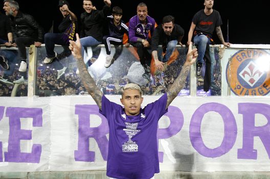 FLORENCE, ITALY - APRIL 27: Domilson Cordeiro dos Santos known as Dodo of ACF Fiorentina greets the fans after during of the Coppa Italia Semi Final match between ACF Fiorentina and US Cremonese at Stadium at Artemio Franchi on April 27, 2023 in Florence, Italy. (Photo by Gabriele Maltinti/Getty Images) Accelerate, dribbling, cross. Dodò è finalmente sbocciato- immagine 2