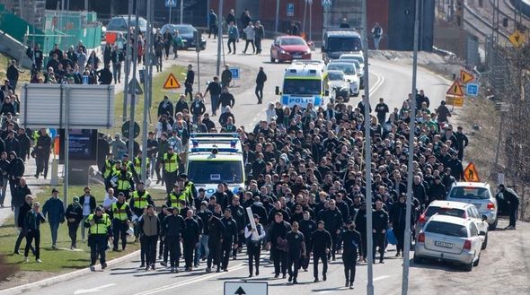 Corteo di tifosi verso lo stadio di Stoccolma (Fotowauge) L’Hammarby di Ibra, il tecnico perde il derby di Stoccolma e sbotta: “Sono seccato con i miei giocatori”- immagine 2