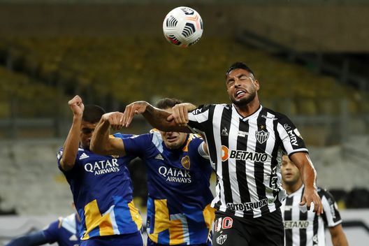 BELO HORIZONTE, BRAZIL - JULY 20: Nathan Da Silva of Atletico MG heads the ball against Carlos Izquierdoz of Boca Juniors during a round of sixteen second leg match between Atletico Mineiro and Boca Juniors as part of Copa CONMEBOL Libertadores 2021 at Mineirao Stadium on July 20, 2021 in Belo Horizonte, Brazil. (Photo by Bruna Prado-Pool/Getty Images) Dal Brasile: l’Atl. Mineiro rifiuta l’offerta viola per Nathan Silva. I dettagli- immagine 2