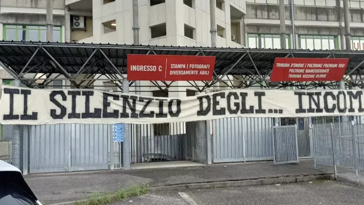 Padova, striscione Ultras contro la società: “Il silenzio degli incompetenti” - immagine 1