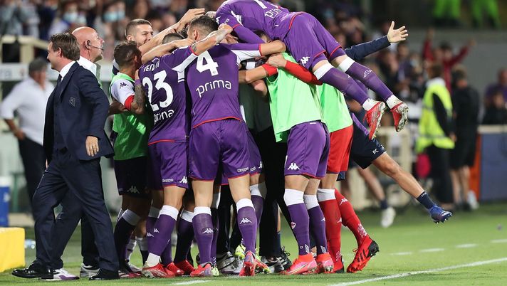 FLORENCE, ITALY - AUGUST 28: Dusan Vlahovic of ACF Fiorentina celebrates after scoring a goal during the Serie A match between ACF Fiorentina and Torino FC at Stadio Artemio Franchi on August 28, 2021 in Florence,Italy .  (Photo by Gabriele Maltinti/Getty Images) 