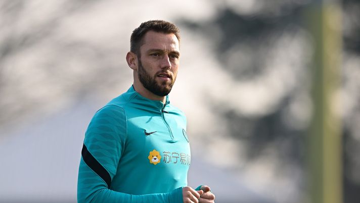 COMO, ITALY - JANUARY 03: Stefan De Vrij of FC Internazionale looks on during the FC Internazionale training session at the club's training ground Suning Training Center at Appiano Gentile on January 03, 2022 in Como, Italy. (Photo by Mattia Ozbot - Inter/Inter via Getty Images) Stefan De Vrij Inter