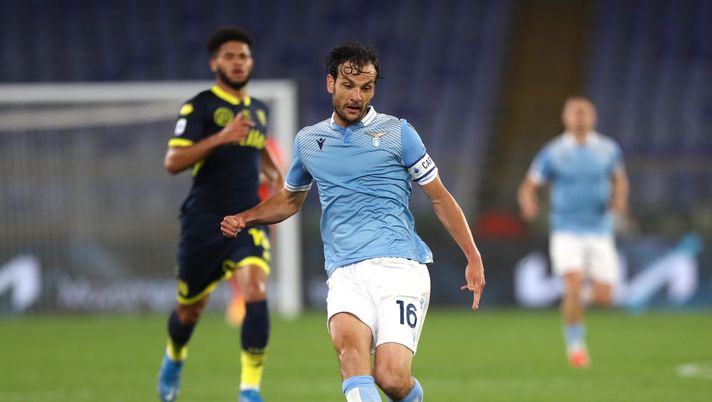 ROME, ITALY - MAY 12: Marco Parolo of S.S. Lazio looks for a pass during the Serie A match between SS Lazio and Parma Calcio at Stadio Olimpico on May 12, 2021 in Rome, Italy. Sporting stadiums around Italy remain under strict restrictions due to the Coronavirus Pandemic as Government social distancing laws prohibit fans inside venues resulting in games being played behind closed doors. (Photo by Paolo Bruno/Getty Images) ROME, ITALY - MAY 12: Marco Parolo of S.S. Lazio looks for a pass during the Serie A match between SS Lazio and Parma Calcio at Stadio Olimpico on May 12, 2021 in Rome, Italy. Sporting stadiums around Italy remain under strict restrictions due to the Coronavirus Pandemic as Government social distancing laws prohibit fans inside venues resulting in games being played behind closed doors. (Photo by Paolo Bruno/Getty Images)